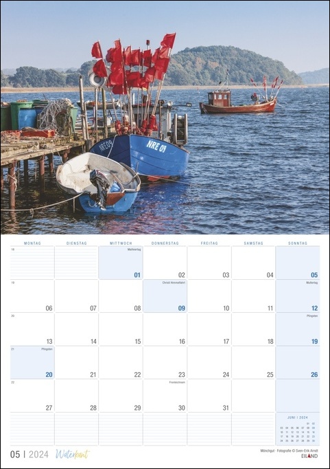 Ein Kalender mit einem an der Waterkant angedockten Boot 2024.
