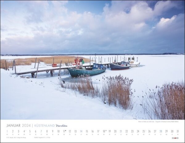 „A Küstenland – Meer erleben 2024“ zeigt die Schönheit des Küstenlandes mit Booten auf einem Steg im Schnee.