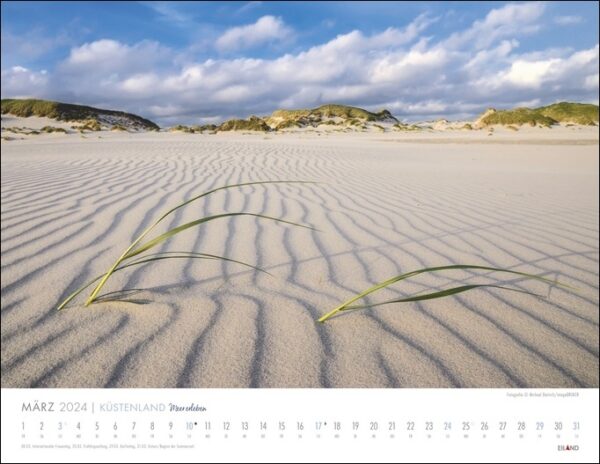 Ein Kalender „Küstenland – Meer erleben 2024“, der die Schönheit des Jahres 2024 zeigt, mit lebendigem Gras, das im Sand wächst und es Ihnen ermöglicht, einzutauchen und das Meer zu erleben.