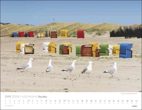 Ein Kalender „Küstenland – Meer erleben“ für 2024, der das atemberaubende Küstenland zeigt, wo man mit Möwen und Stühlen am Strand die Schönheit des Meeres wirklich erleben kann.