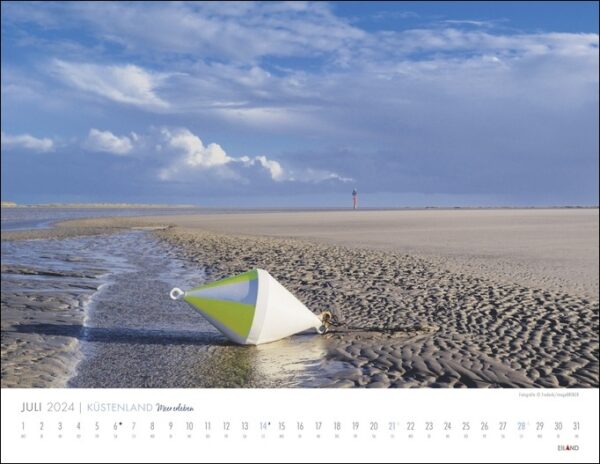 Ein Kalender mit einem atemberaubenden Bild eines Bootes im Sand, das die Essenz der malerischen Küstenerlebnisse von Küstenland – Meer erleben 2024 einfängt.