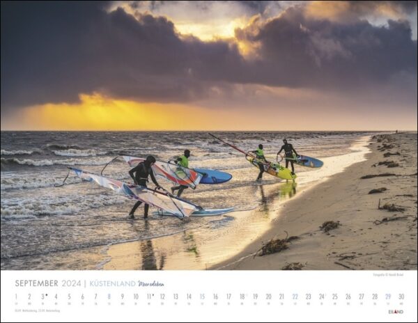 Erleben Sie das Küstenland – Meer erleben 2024 mit Surfern am Strand bei Sonnenuntergang.