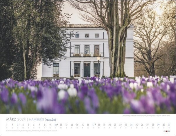 Ein Kalender „Hamburg – Meine Stadt 2024“ mit lila Blumen vor einem Haus in Hamburg.