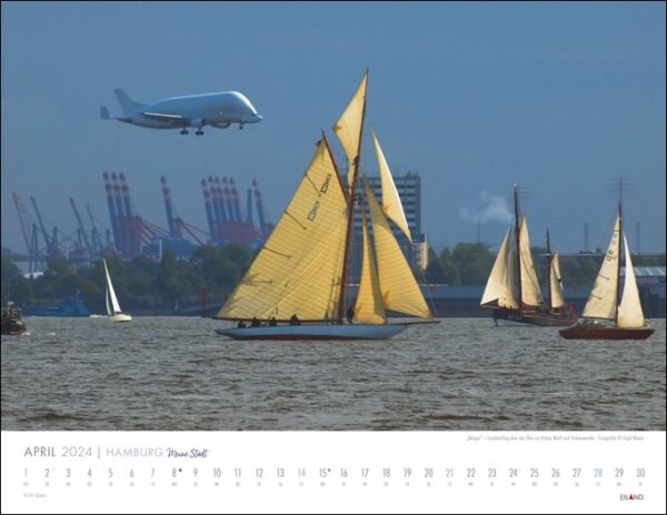 Ein Flugzeug von Hamburg – Meine Stadt 2024 überfliegt eine Gruppe Segelboote im Wasser bei Hamburg.