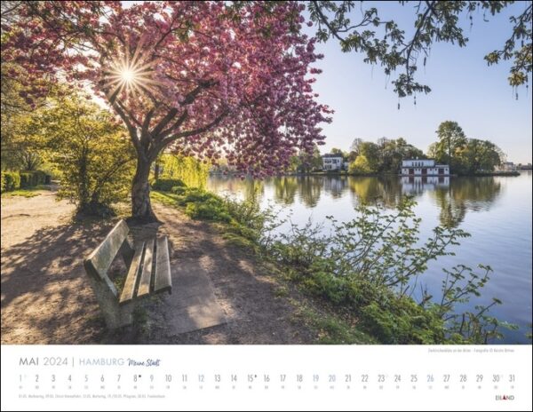 Ein Kalender „Hamburg – Meine Stadt 2024“ mit einer Bank vor einem See in Hamburg.