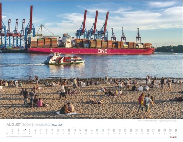 Ein lebendiges Hamburg – Meine Stadt 2024, das die ruhige Schönheit von Menschen einfängt, die den Strand in der Nähe eines majestätischen Containerschiffs in Hamburg, Stadt, genießen.