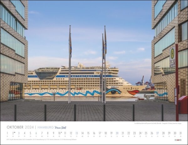 Das prachtvolle Kreuzfahrtschiff Hamburg – Meine Stadt 2024 liegt vor einem Gebäude in Hamburg.