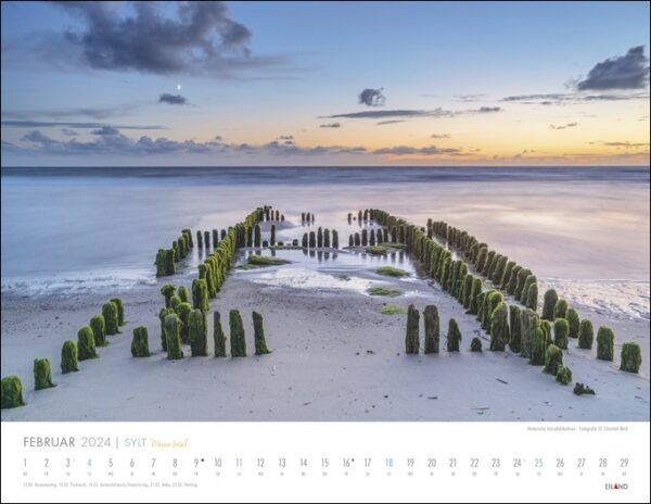 Ein Sylt – Meine Insel 2024 Kalender mit einer Sandskulptur am Strand von Sylt, entstanden im Jahr 2024.