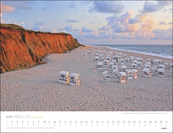 Eine ruhige Strandszene mit Stühlen am Sandstrand von Sylt – Meine Insel 2024.