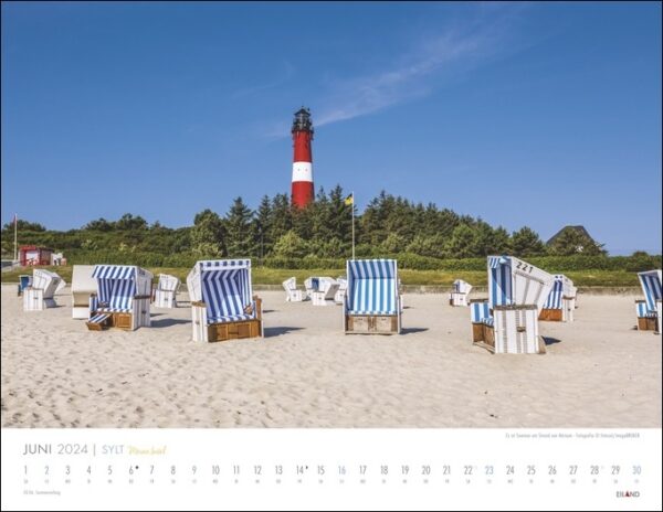 Ein Kalender Sylt – Meine Insel 2024, der die Essenz von Meine Insel einfängt, mit Strandkörben und einem Leuchtturm auf Sylt.