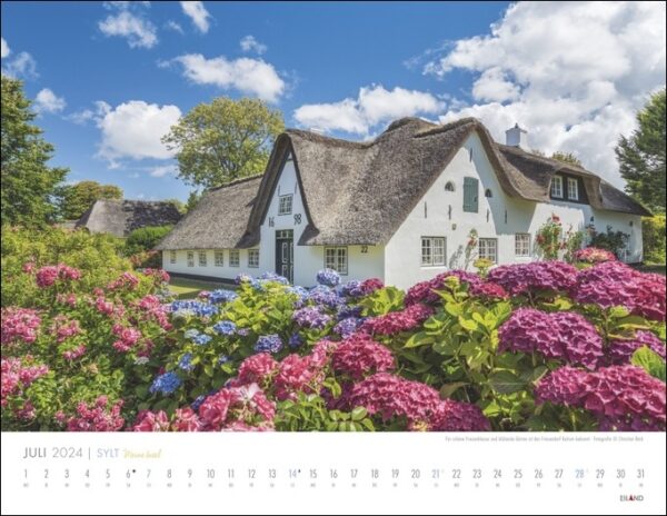 Ein Sylt – Meine Insel 2024-Kalender mit einem malerischen Reetdachhaus und leuchtenden Blumen.