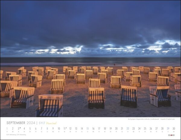 Ein Kalender mit Liegestühlen am Strand in der Abenddämmerung auf Sylt – Meine Insel 2024.