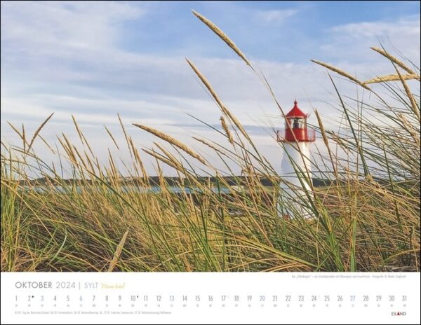 Ein Sylt – Meine Insel 2024-Kalender mit dem malerischen Leuchtturm von Meine Insel, Sylt, vor atemberaubender Küstenlandschaft.