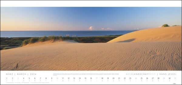 Ein Meerlandschaft SYLT 2024-Kalender mit atemberaubender Meerlandschaft mit Sanddünen und dem Meer im Hintergrund.