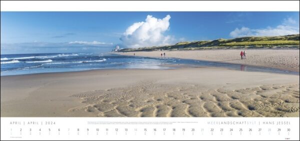 Ein Meerlandschaft-SYLT-Kalender 2024 mit einem malerischen Strand mit Sand vor der Kulisse einer ruhigen Meerlandschaft.
