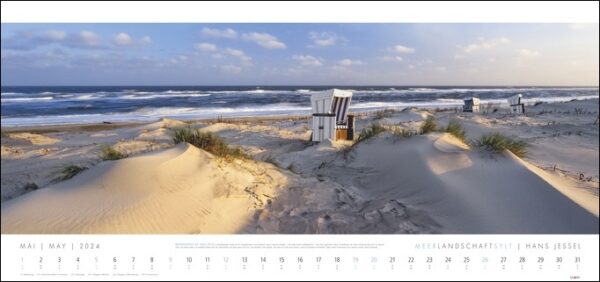 Ein Meerlandschaft-SYLT-Kalender 2024, der die ruhige Schönheit der Sanddünen am Strand inmitten einer faszinierenden Meerlandschaft einfängt.
