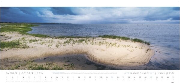 Ein Kalender mit einer faszinierenden Meerlandschaft SYLT 2024 mit einem Bild von Meer und Sand.
