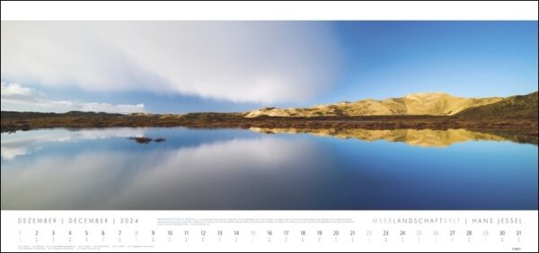 Ein Meerlandschaft-SYLT-Kalender 2024 mit einem malerischen See und Bergen im Hintergrund, umgeben von einer wunderschönen Meereslandschaft.