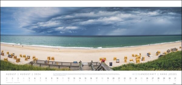 Eine Meerlandschaft 2024 mit einem stürmischen Himmel über einem Strand im Jahr 2024.