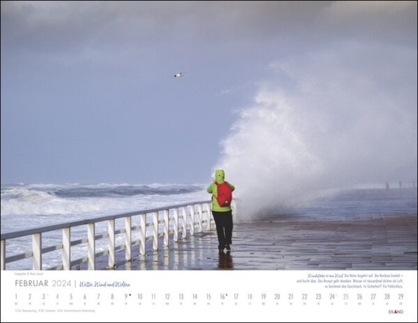 Eine Person steht auf einem Pier, beobachtet die Wellen von Wetter, Wind und Wolken 2024 und spürt, wie der Wind ihr ins Gesicht streicht.