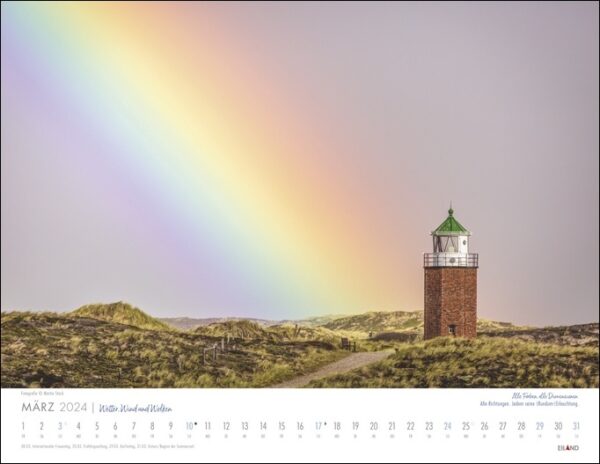 Ein Leuchtturm mit Wetter, Wind und Wolken 2024 im Hintergrund vor bewölktem Himmel