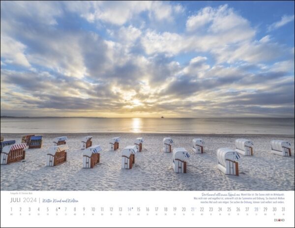 Eine Strandszene mit Stühlen im Sand und Blick auf Wetter, Wind und Wolken 2024 unter bewölktem Himmel.