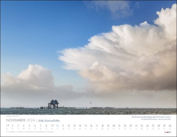 Ein Wetter, Wind und Wolken-Kalender 2024 mit einem malerischen Blick auf Wolken, die über dem ruhigen Ozean ziehen.