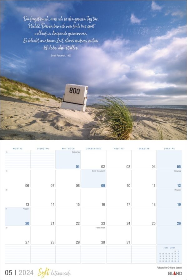 Ein literarischer Sylt-Kalender für 2024 mit einer malerischen Strandszene mit Sand auf der atemberaubenden Insel Sylt.