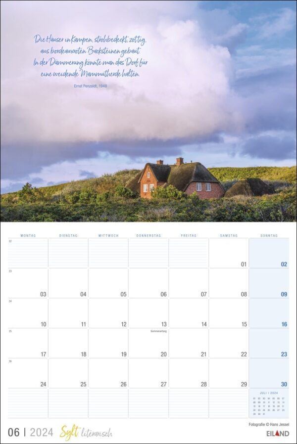 Ein literarischer Sylt-Kalender 2024 mit einem bezaubernden Bild eines Hauses inmitten flauschiger Wolken, das auf der malerischen Insel Sylt im Jahr 2024 spielt.