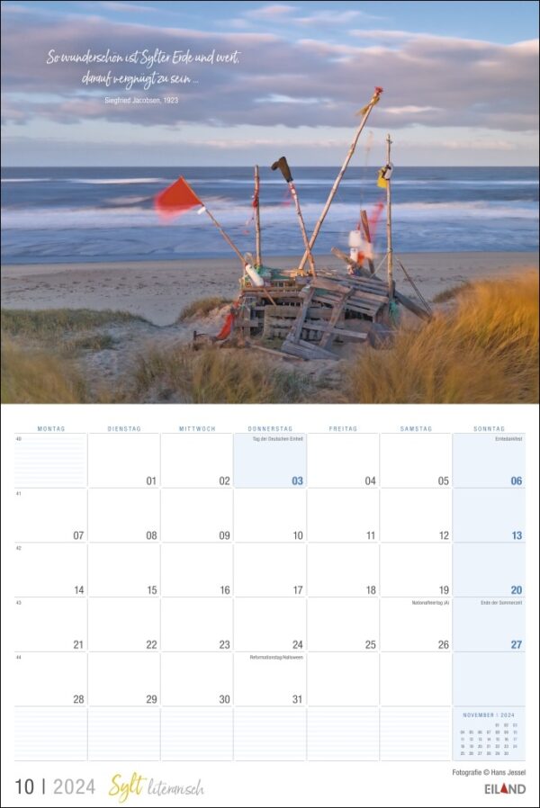 Ein literarischer Sylt-Kalender 2024 mit einer malerischen Hütte am Strand.