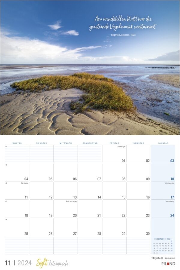 Ein Kalender mit einem Bild eines Strandes und Sandes auf der Insel Sylt literarisch 2024.