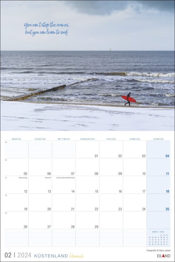 Ein Küstenland-Literarisch-Kalender 2024 mit einem Surfer, der das Küstenland-Literarisch am Strand genießt.