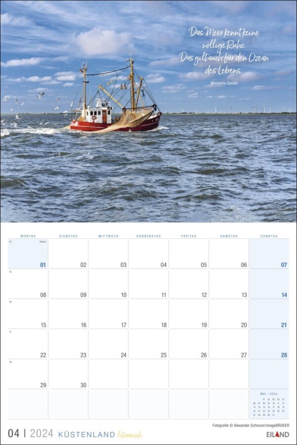 Ein literarischer Küstenland-Kalender 2024 mit einem malerischen Fischerboot, das im Meer segelt.