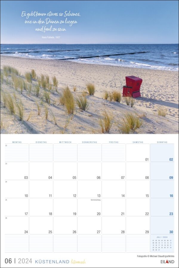 Ein literarischer Küstenland-Kalender 2024 mit einem roten Stuhl am Küstenland-Strand.