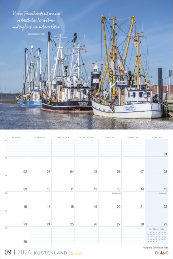 Ein Küstenland-Literarisch-Kalender 2024 mit literarischen Elementen, mit Fischerbooten im Hintergrund.