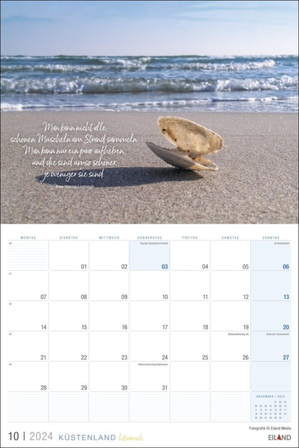 Eine literarische Geschichte über das Küstenland literarisch 2024 und ein Kalender mit einer Muschel am Strand.
