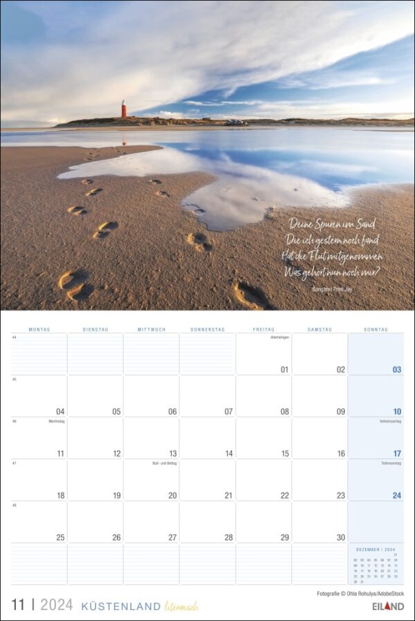Ein literarischer Küstenland-Kalender 2024 mit Fußabdrücken im Sand, der die Essenz dieses literarischen Küstenparadieses wunderschön einfängt.