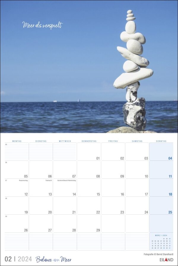 Ein Kalender mit Balance am Meer 2024, der auf dem Ozean balanciert.