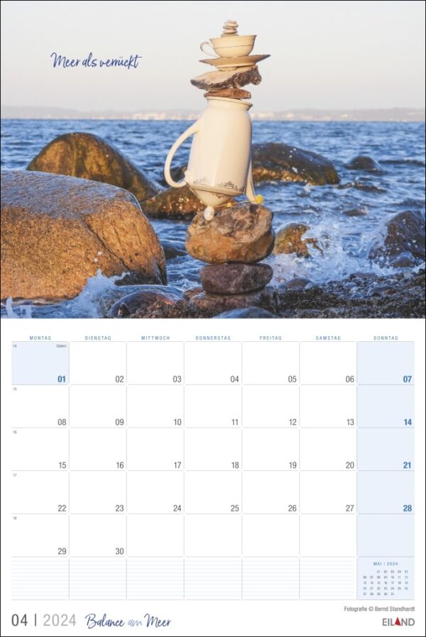 Ein Kalender mit Balance am Meer 2024, der auf Felsen balanciert.