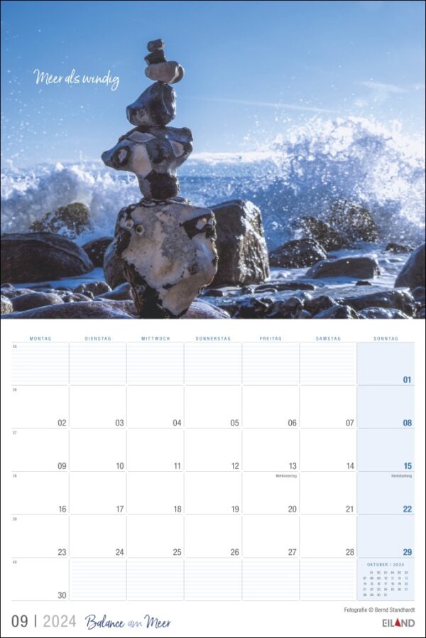 Ein Kalender mit einer Balance am Meer 2024, perfekt ausbalanciert auf einem Felsen.