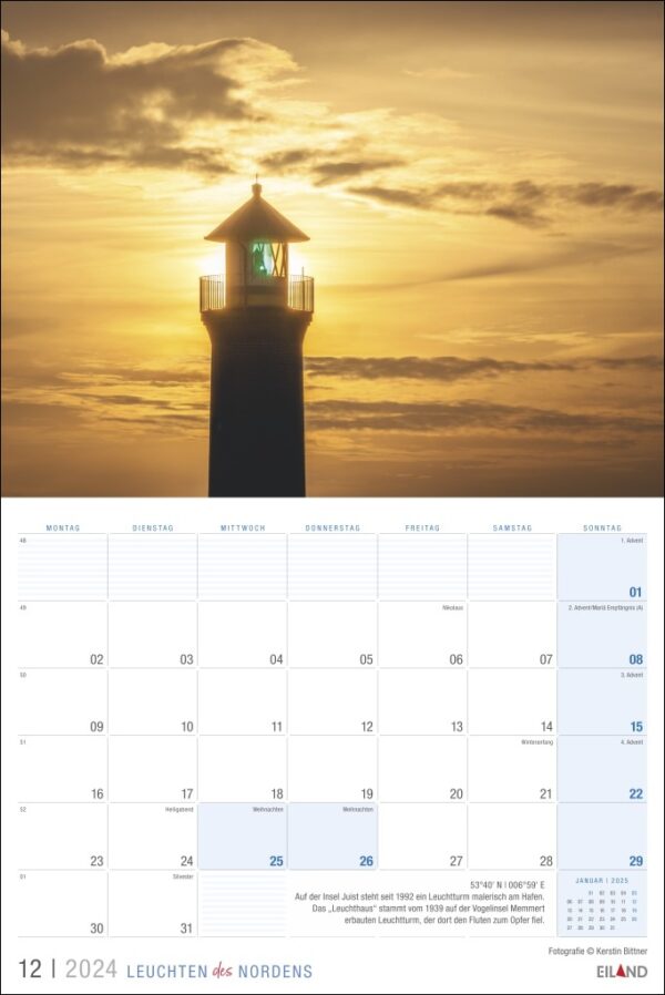 Ein Leuchten des Nordens-Kalender 2024 mit einem Leuchtturm im Hintergrund.