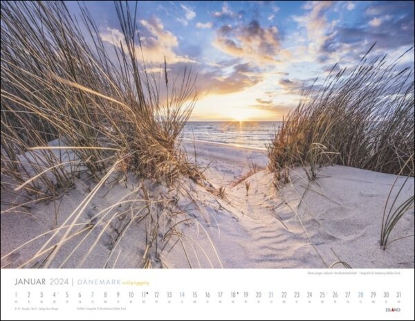 Ein DÄNEMARK - richtig hyggelig Kalender 2024 mit Sanddünen und einem Sonnenuntergang.