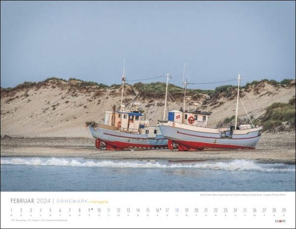 Ein DÄNEMARK – richtig hyggelig Kalender 2024 mit zwei Fischerbooten an einem Strand in Dänemark.
