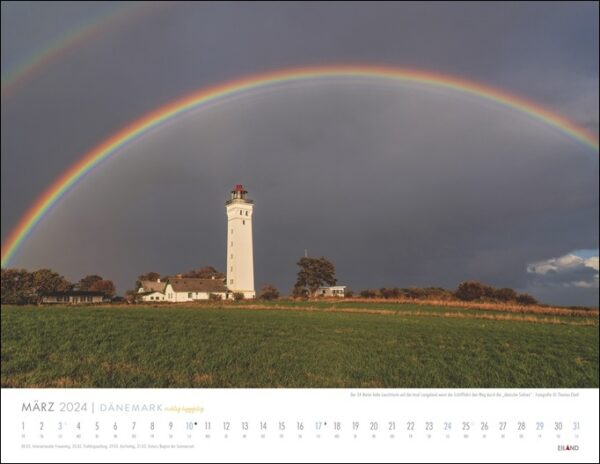 Ein Regenbogen über einem Leuchtturm im dänischen Feld DÄNEMARK - richtig hyggelig 2024.