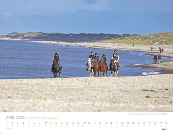 Ein DÄNEMARK – richtig hyggelig Kalender 2024 mit Menschen, die an einem Strand in Dänemark reiten.