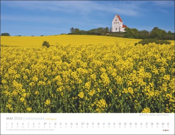 Ein DÄNEMARK – richtig hyggelig 2024 Kalender mit einem gelben Feld und einer Kirche im Hintergrund, inspiriert von DÄNEMARK.