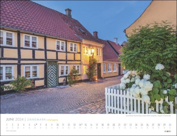 Ein DÄNEMARK – richtig hyggelig 2024 Wandkalender mit einer bezaubernden Ansicht einer Stadt in Dänemark für das Jahr 2024.