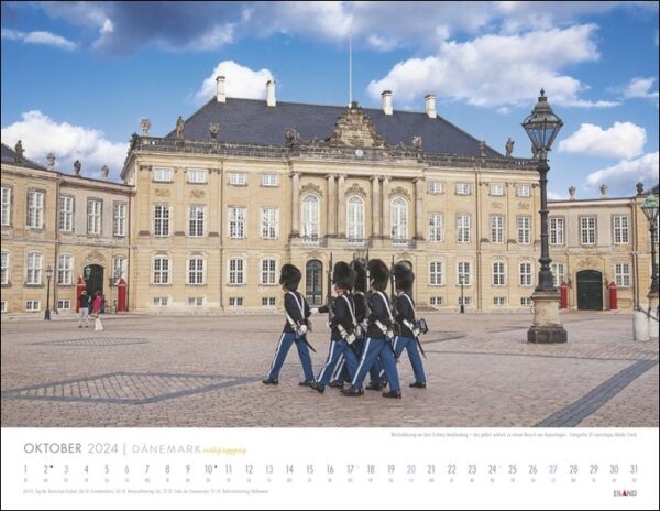 Ein DÄNEMARK - richtig hyggelig Kalender 2024 mit Soldaten, die vor einem Gebäude in DÄNEMARK laufen.