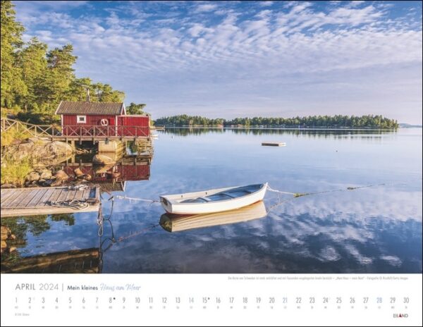 Ein Kalender mit „Mein kleines Haus am Meer 2024“ beim Segeln auf dem Wasser.