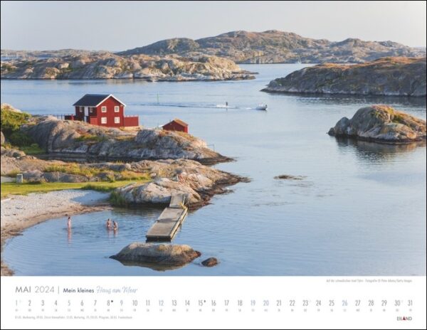 Ein „Mein kleines Haus am Meer 2024“ mit einem roten Haus am Wasser.